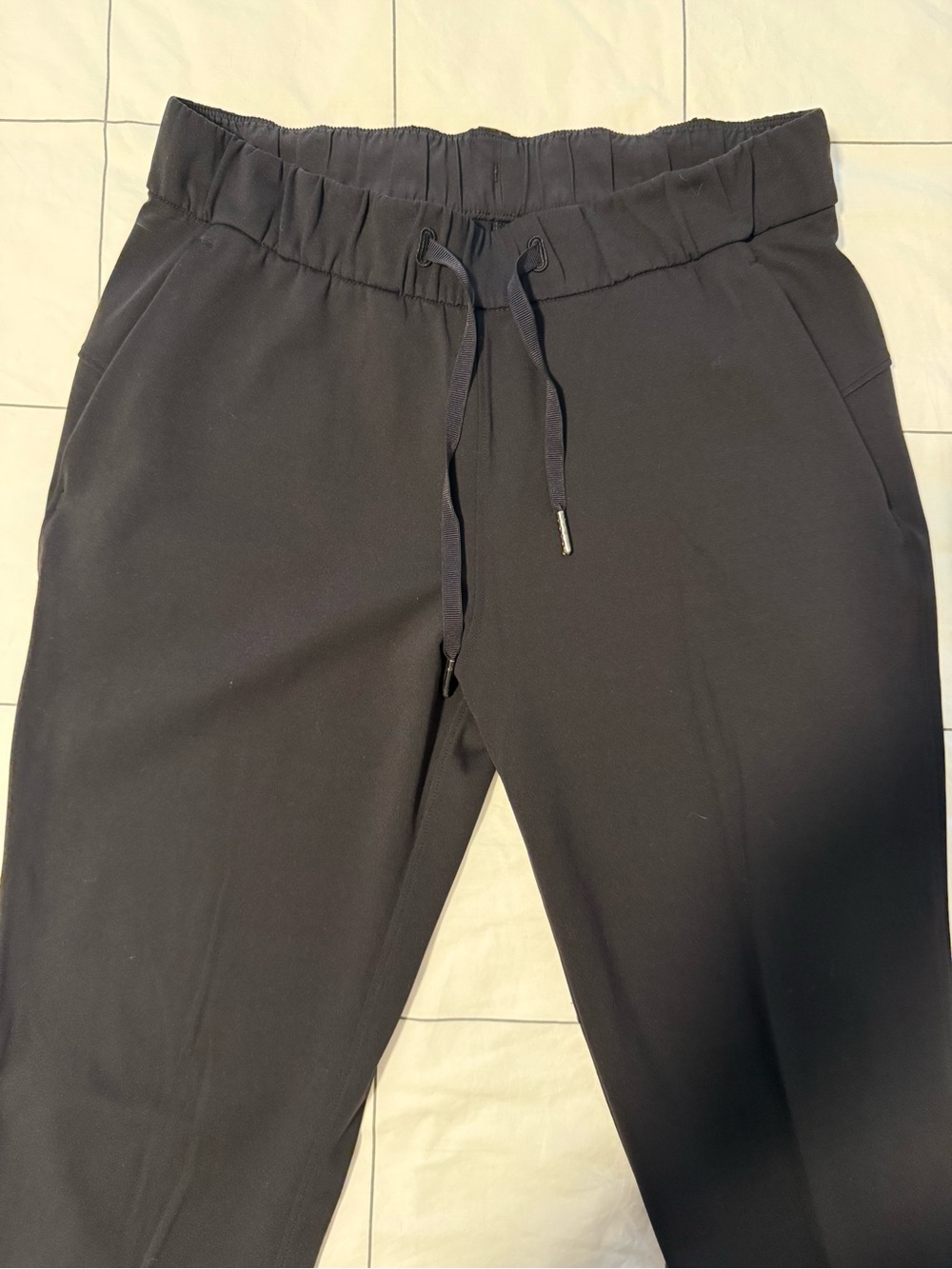 Lululemon Women’s Black Athletic Drawstring Pant in Size 4